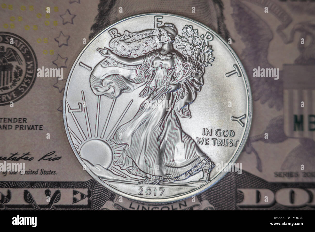 Silber münze auf Banknote Stockfoto