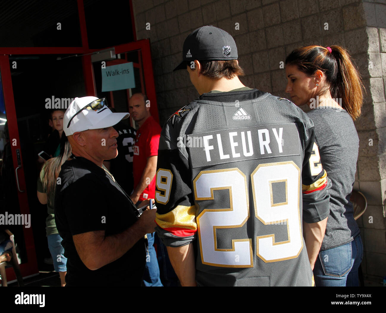 NHL goalie Treber - Andre Fleury der Las Vegas Golden Knights unterzeichnet ein für einen Lüfter in einem Blood Drive für die Opfer der Route 91 Harvest Festival schießen auf United Blood Services in Las Vegas, Nevada am 3. Oktober 2017 Autogramm. Foto von James Atoa/UPI Stockfoto