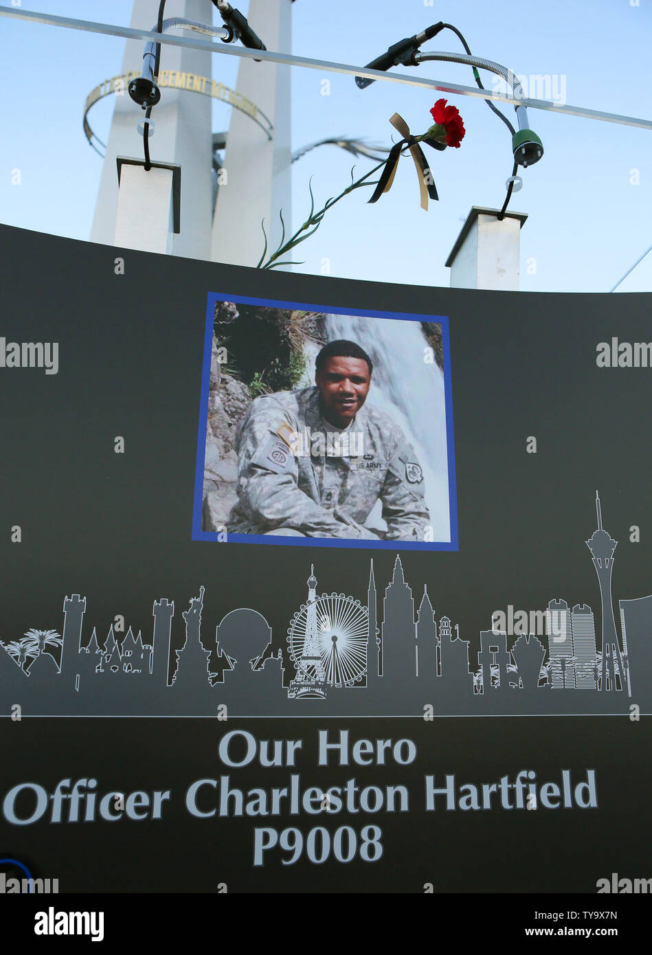 Ein Foto der Getöteten LVMPD Officer Charleston Hartfield ist auf einem Podium während einer Mahnwache in seine Ehre in Las Vegas am 5. Oktober 2017 gezeigt. Hartfield war Sonntag Nacht getötet, als ein bewaffneter Bandit Feuer auf der Route 91 Harvest Country Music Festival eröffnet, 58 Toten und über 500 in Las Vegas am 1. Oktober 2017 verletzt. Foto von Ronda Churchill/UPI Stockfoto