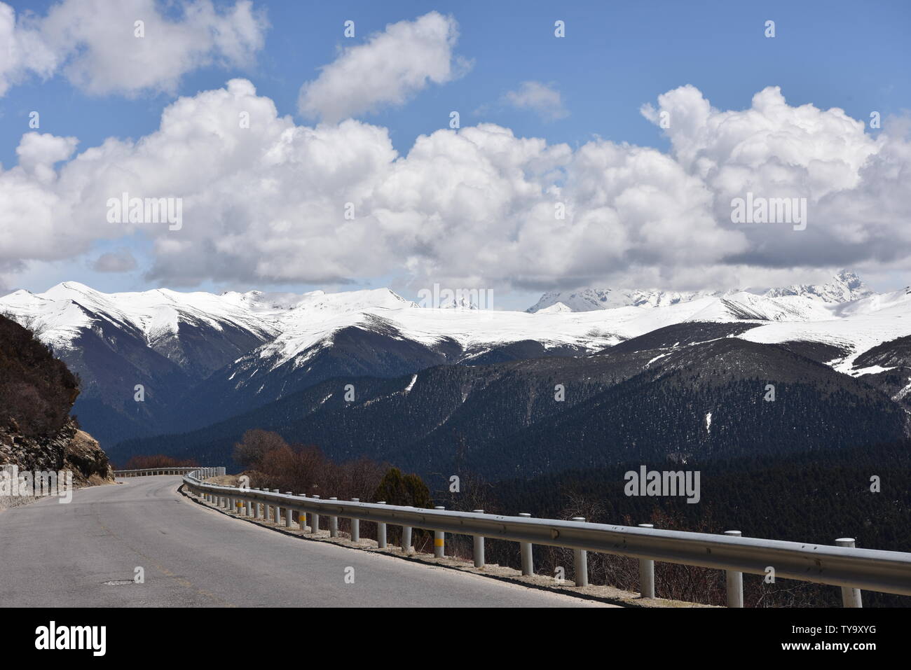 Plateau Landschaft entlang des National Highway 318 Der sichuan-tibet Highway im April 2019. Stockfoto