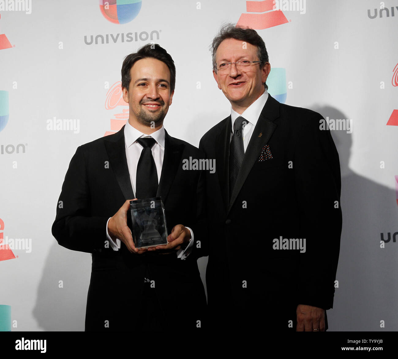 Lin-Manuel Miranda, Empfänger des Präsidenten Merit Award wird Backstage mit Gabriel Abaroa, Präsident und CEO der Lateinischen Recording Academy während der 18. jährlichen Latin Grammy Awards in der MGM Garden Arena in Las Vegas, Nevada am 16. November 2017. Foto von James Atoa/UPI Stockfoto