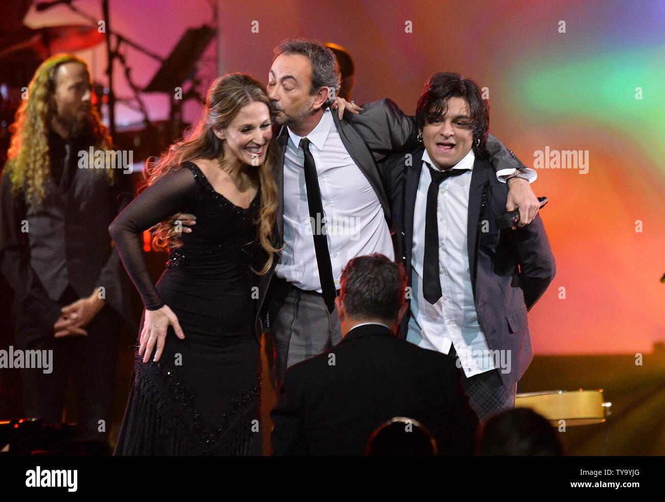 (L - R) Siudy Garrido, Jose Antonio Rodriguez und El Carpeta einen Bogen auf der Bühne an der Latin Grammy Person des Jahres Gala zu Ehren Sanz im Mandalay Bay Convention Center in Las Vegas, Nevada am 15. November 2017. Foto von Jim Ruymen/UPI Stockfoto
