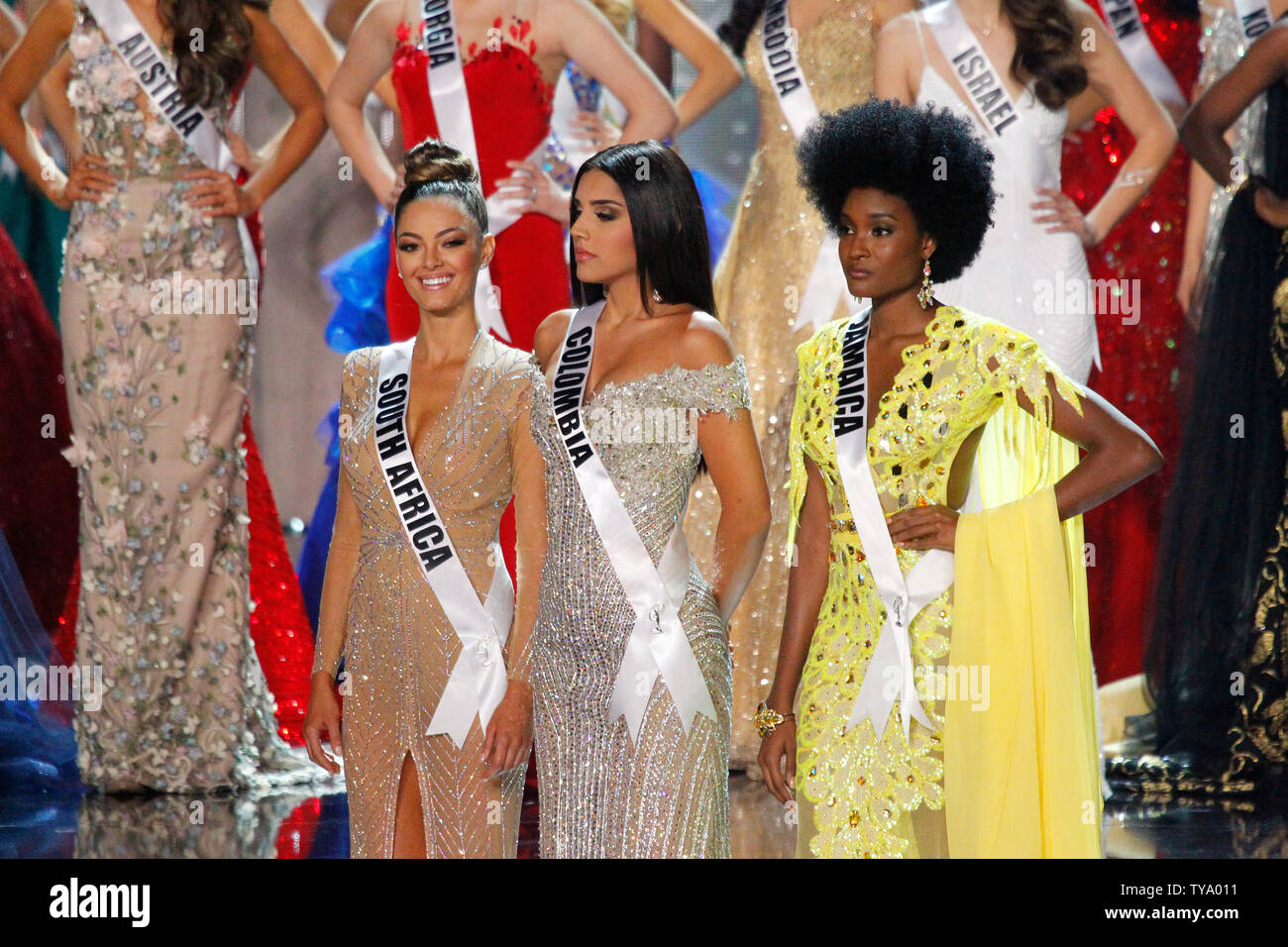 Die Top 3 Kandidaten Miss Südafrika, Demi-Leigh Nel-Peters, Miss Kolumbien, Laura Gonzalez und Miss Jamaika, Davina Bennett erwarten für das Interview Teil während der 66 Miss Universe Pageant Wettbewerb an der Achse im Planet Hollywood Las Vegas, Nevada am 26. November 2017. Foto von James Atoa/UPI Stockfoto