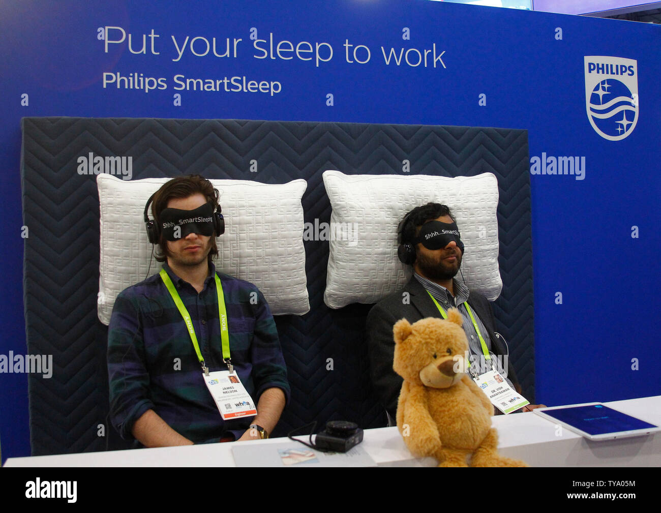 Die Philips Geräte SmartSleep durch einige Teilnehmer geprüft wird, während der 2018 International CES, im Sands Expo Center in Las Vegas, Nevada, 10. Januar 2018. Foto von James Atoa/UPI Stockfoto