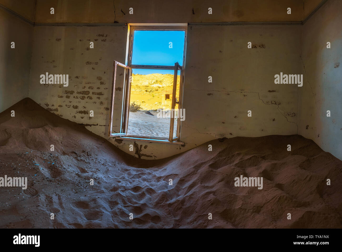 Ruinen der Bergbaustadt Kolmanskop, die in der Wüste Namib in der Nähe von Lüderitz in Namibia Stockfoto