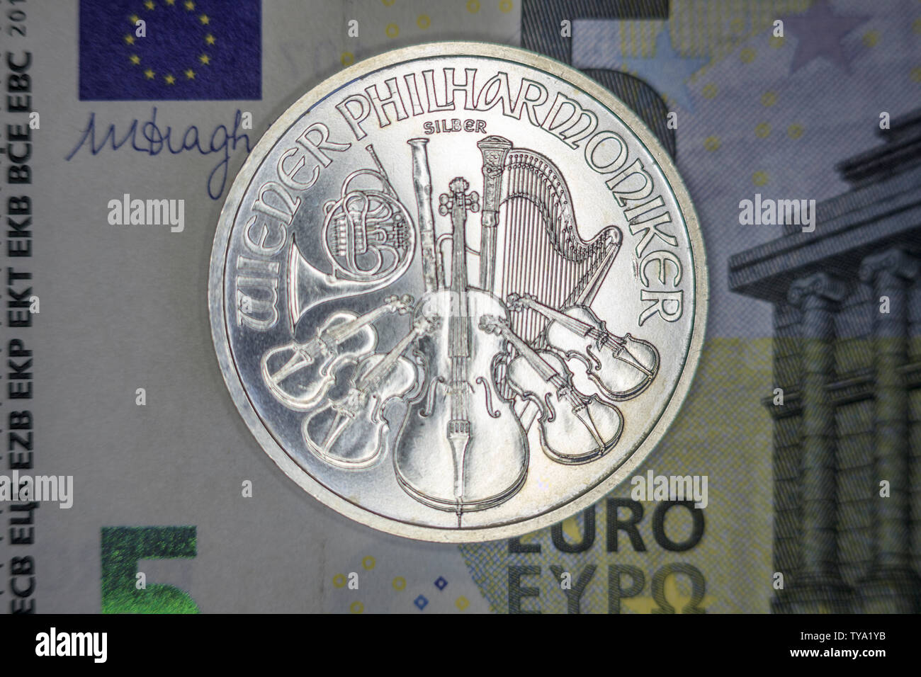Silber münze auf Banknote Stockfoto