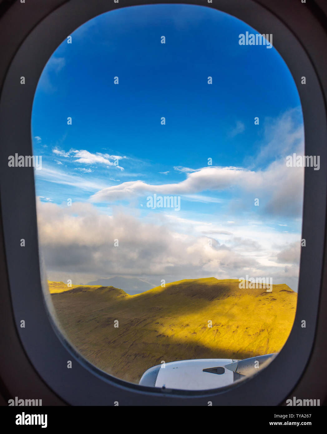 Flugzeug Fenster mit Blick auf die Landung auf Vagar Flughafen auf den Färöer Inseln Stockfoto