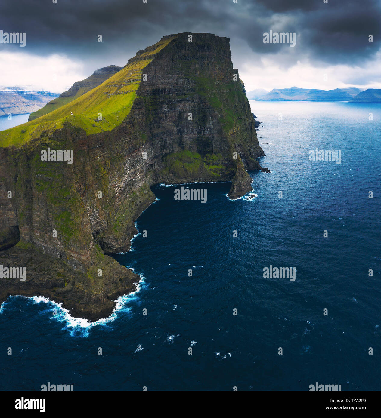 Antenne Panorama von massiven Klippen von Kalsoy auf den Färöer Inseln Stockfoto