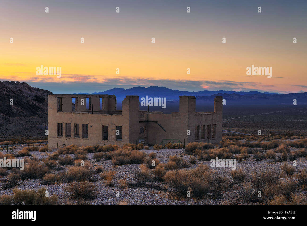 Sonnenuntergang über verlassene Gebäude in Rhyolith, Nevada Stockfoto