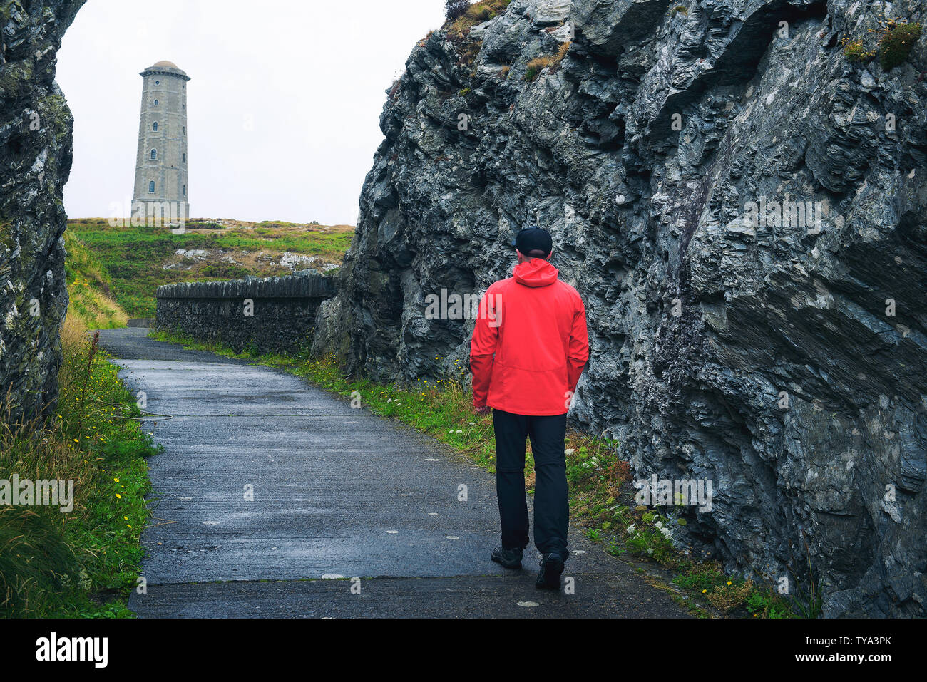 Junge Menschen auf dem Weg zu Wicklow Head Lighthouse in Irland Stockfoto