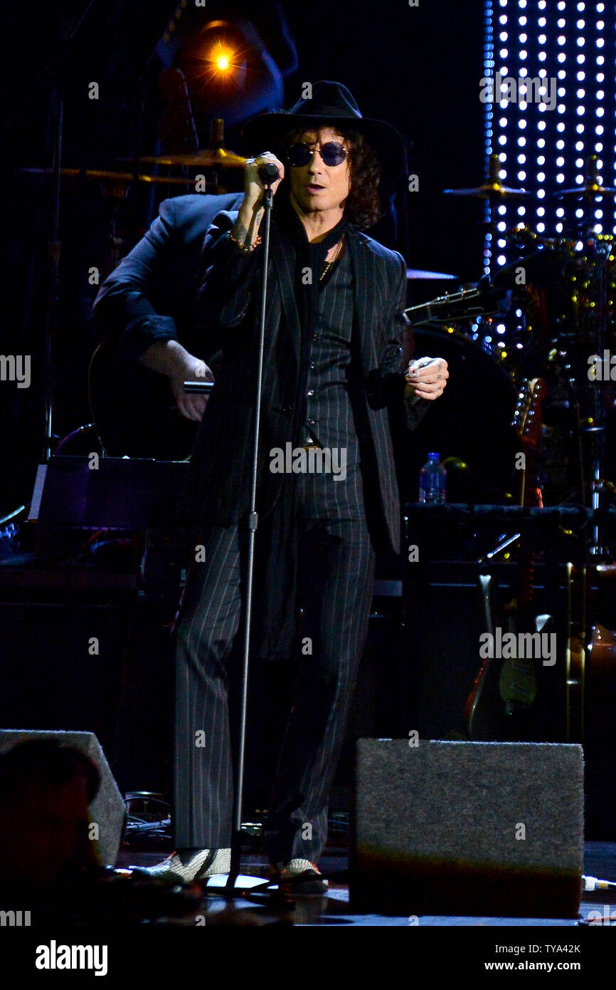 Enrique Bunbury führt "Vivir Sin Aire" auf der Bühne an der Latin Grammy Person des Jahres Gala zu Ehren mexikanischen Rock Band Mana im Mandalay Bay Convention Center in Las Vegas, Nevada am 14. November 2018. Foto von Jim Ruymen/UPI Stockfoto