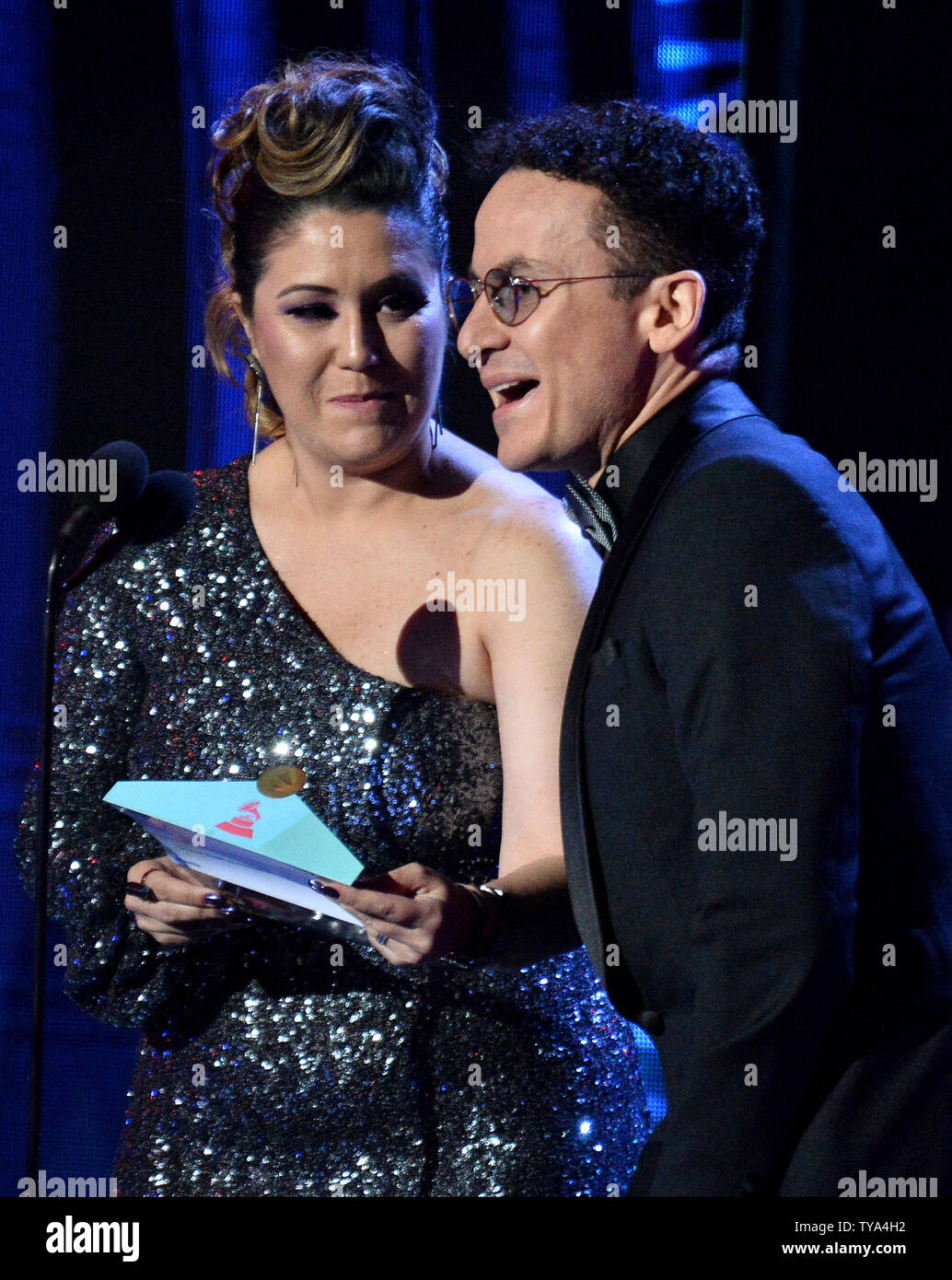 Moderatoren Maria Rita und Fonseca sprechen auf der Bühne während des 19. jährlichen Latin Grammy Awards in der MGM Garden Arena in Las Vegas, Nevada am 15. November 2018. Foto von Jim Ruymen/UPI Stockfoto