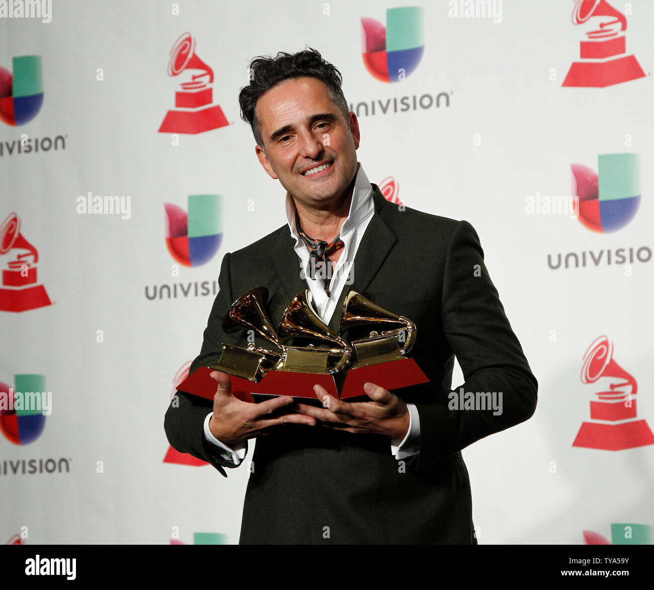 Jorge Drexler erscheint Backstage mit den Auszeichnungen für Song des Jahres für 'Telefonie', am besten Singer-songwriter-Album für die alvavidas De Hielo" und Platte des Jahres für 'Telefonie' während des 19. jährlichen Latin Grammy Awards in der MGM Garden Arena in Las Vegas, Nevada am 15. November 2018. Foto von James Atoa/UPI Stockfoto