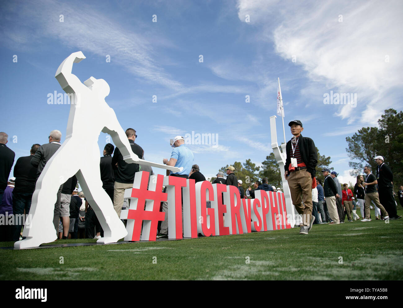 Ein golf Fan geht vor einem großen Tiger Woods vs Phil Mickelson Cut-out Zeichen auf dem Display während der Tiger Woods und Phil Mickelson pay-per-view-winner-take-all $ 9 Mio. Dollar golf Spiel Shadow Creek Golf Course Las Vegas, Nevada am 23. November 2018. Foto von James Atoa/UPI Stockfoto