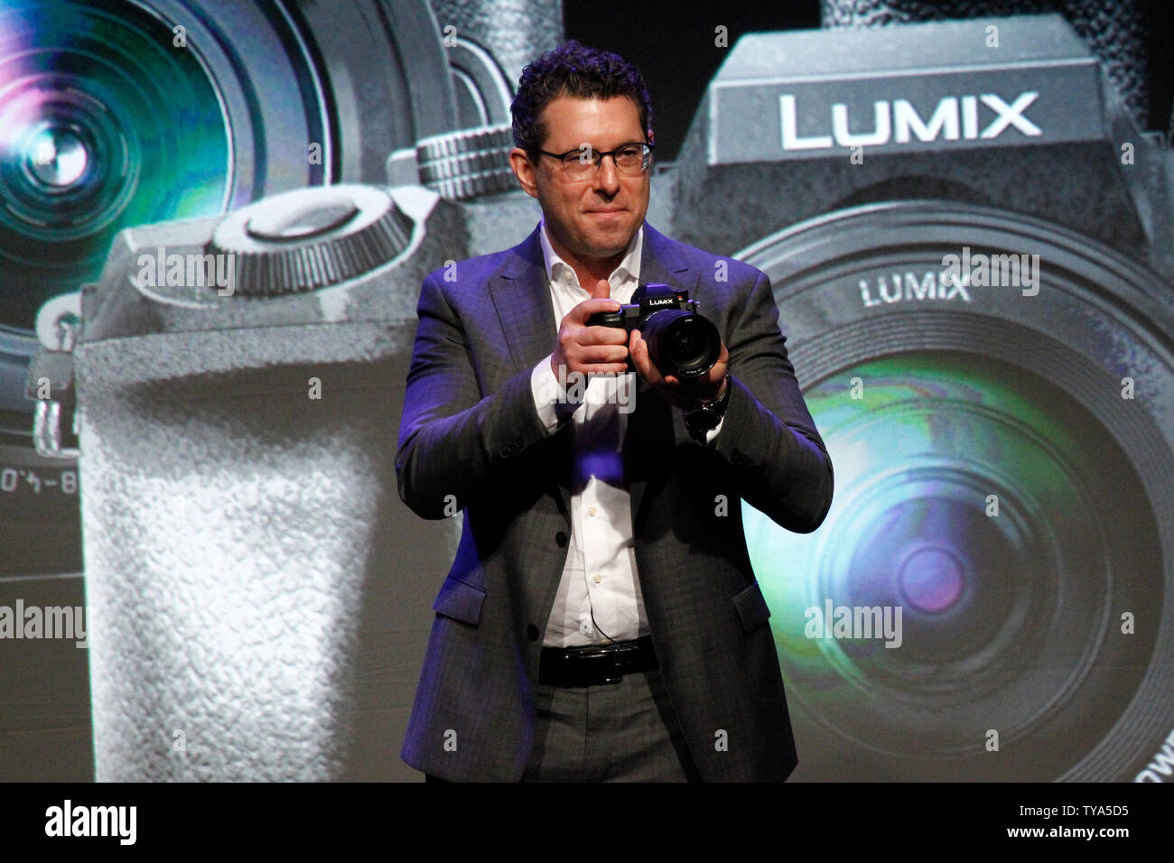 Michael Moskowitz, Präsident von Panasonic Kanada hält die neue Lumix S1R Full Frame spiegellosen Kamera auf der Bühne während der Panasonic Medien Tage Pressekonferenz auf der 2019 International CES, im Mandalay Bay Convention Center in Las Vegas, Nevada, 7. Januar 2019. Foto von James Atoa/UPI Stockfoto