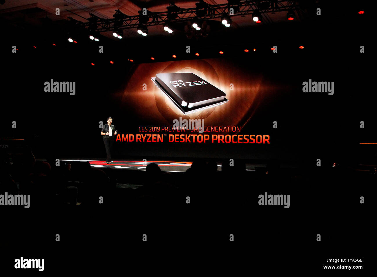 Dr Lisa Su, Präsident und CEO von AMD kündigt eine Neue RYZEN Desktop Prozessor während der AMD Keynote Präsentation auf der 2019 International CES, im Sands Convention Center in Las Vegas, Nevada, 9. Januar 2019. Foto von James Atoa/UPI Stockfoto
