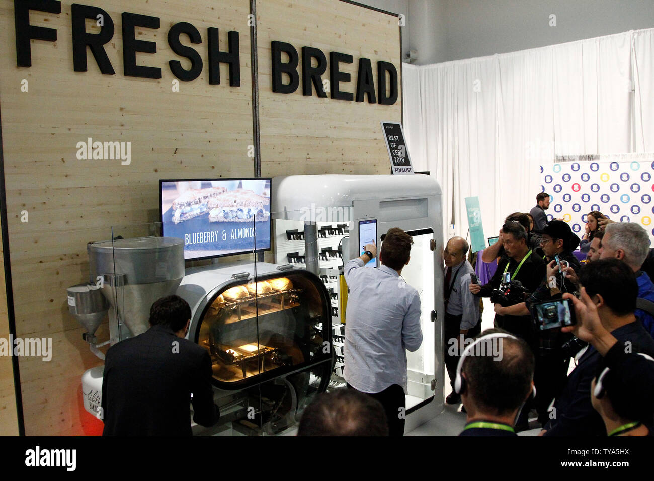 Einen Favoriten dieses Jahr, da war es erstmals vorgestellt, der Breadbot automatische Brot - Backen Automaten weiterhin jeden Tag eine große Menschenmenge in der 2019 International CES zu zeichnen, im Las Vegas Convention Center in Las Vegas, Nevada, 10. Januar 2019. Foto von James Atoa/UPI Stockfoto