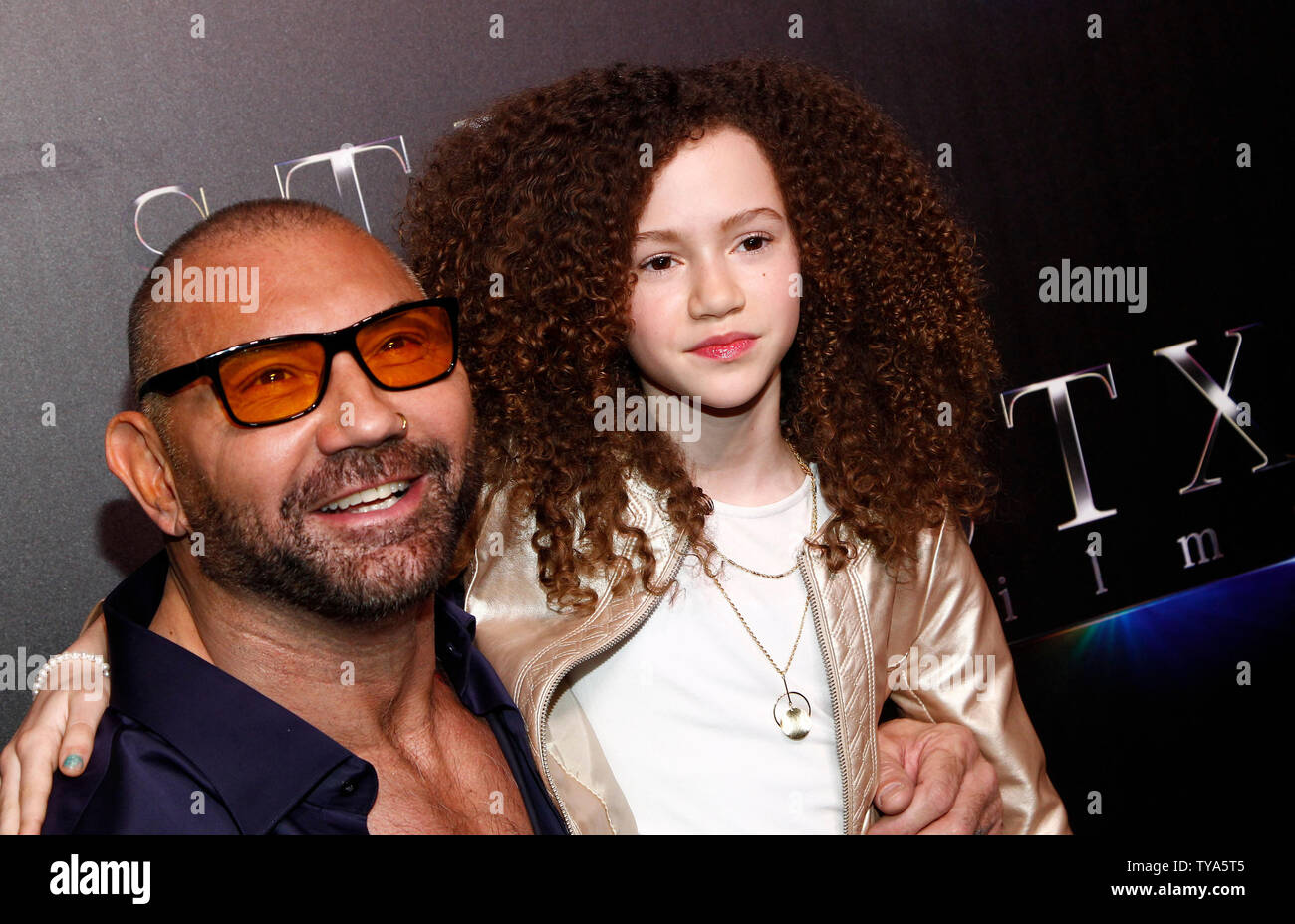 Schauspieler Dave Bautista und Chloe Coleman kommen für die CinemaCon 2019 STXfilms roter Teppich im Caesars Palace, Las Vegas, Nevada am 2. April 2019. Foto von James Atoa/UPI Stockfoto