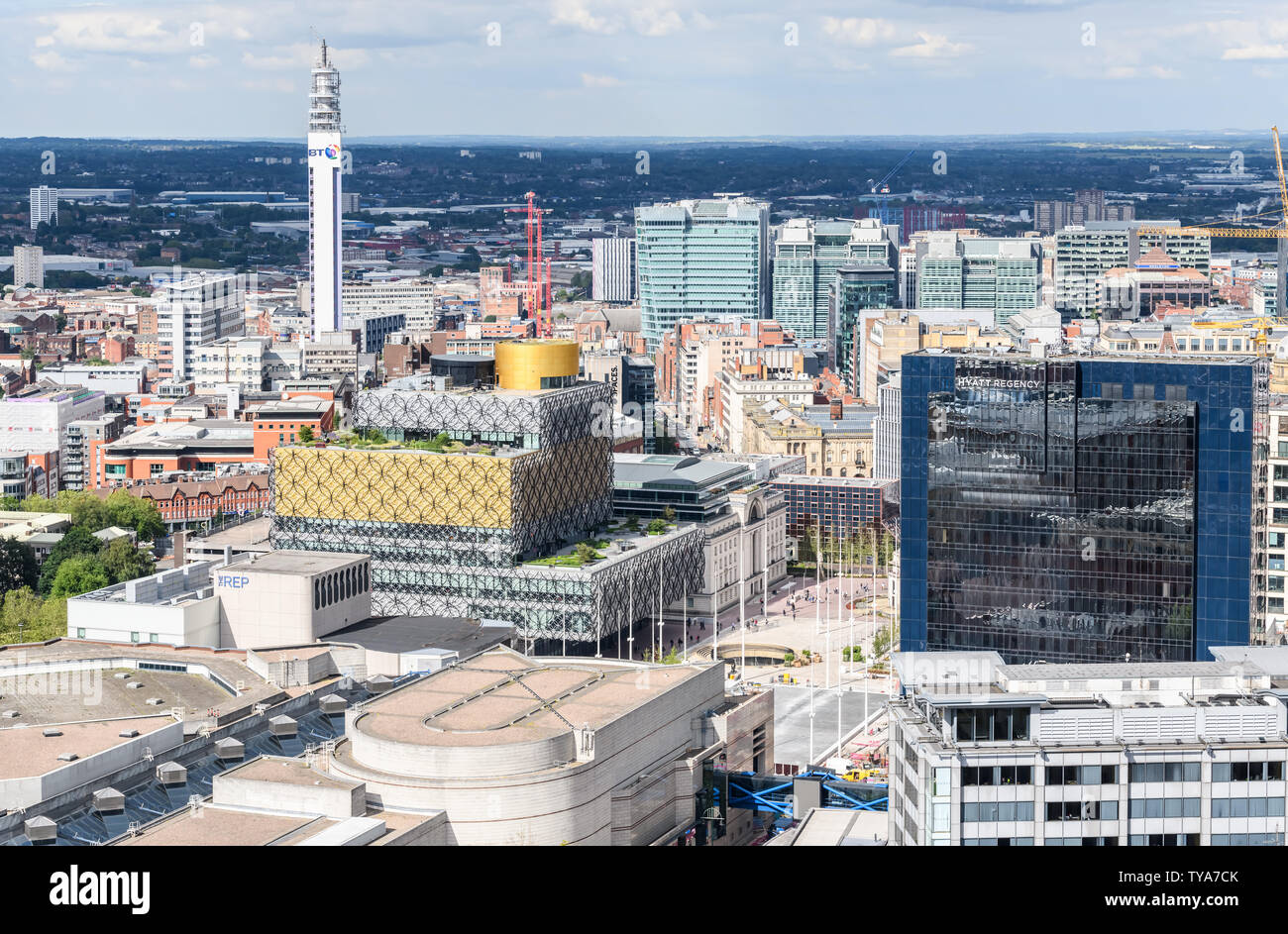 Luftaufnahme von Birmingham Broad Street in Richtung Stadtzentrum. Abgebildet sind die Bibliothek, die Rep-Theater, BT Tower der ICC und der Symphony Hall. Stockfoto