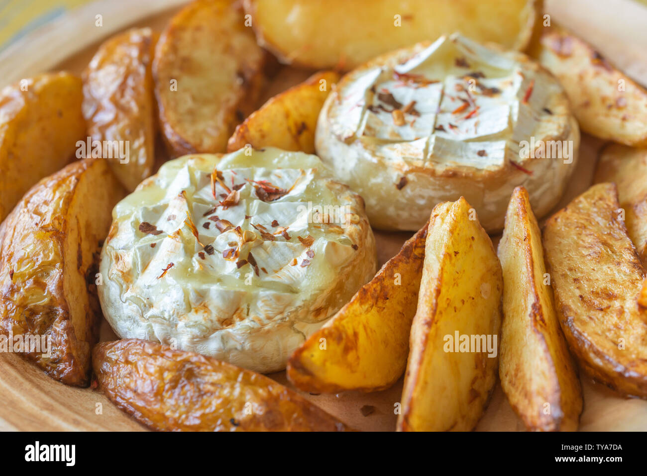 Gebackener Camembert mit Bratkartoffeln auf dem Teller Stockfotografie ...
