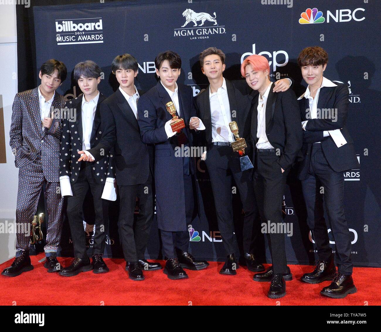 J - Hoffnung, V, Jungkook, Jimin, Suga, Jin, und RM der BTS erscheinen backstage nach dem Gewinn der Auszeichnung für Top Duo Gruppe und die wichtigsten sozialen Künstler während der 2019 Billboard Music Awards im MGM Grand Garden Arena in Las Vegas, Nevada am 1. Mai 2019. Foto von Jim Ruymen/UPI Stockfoto