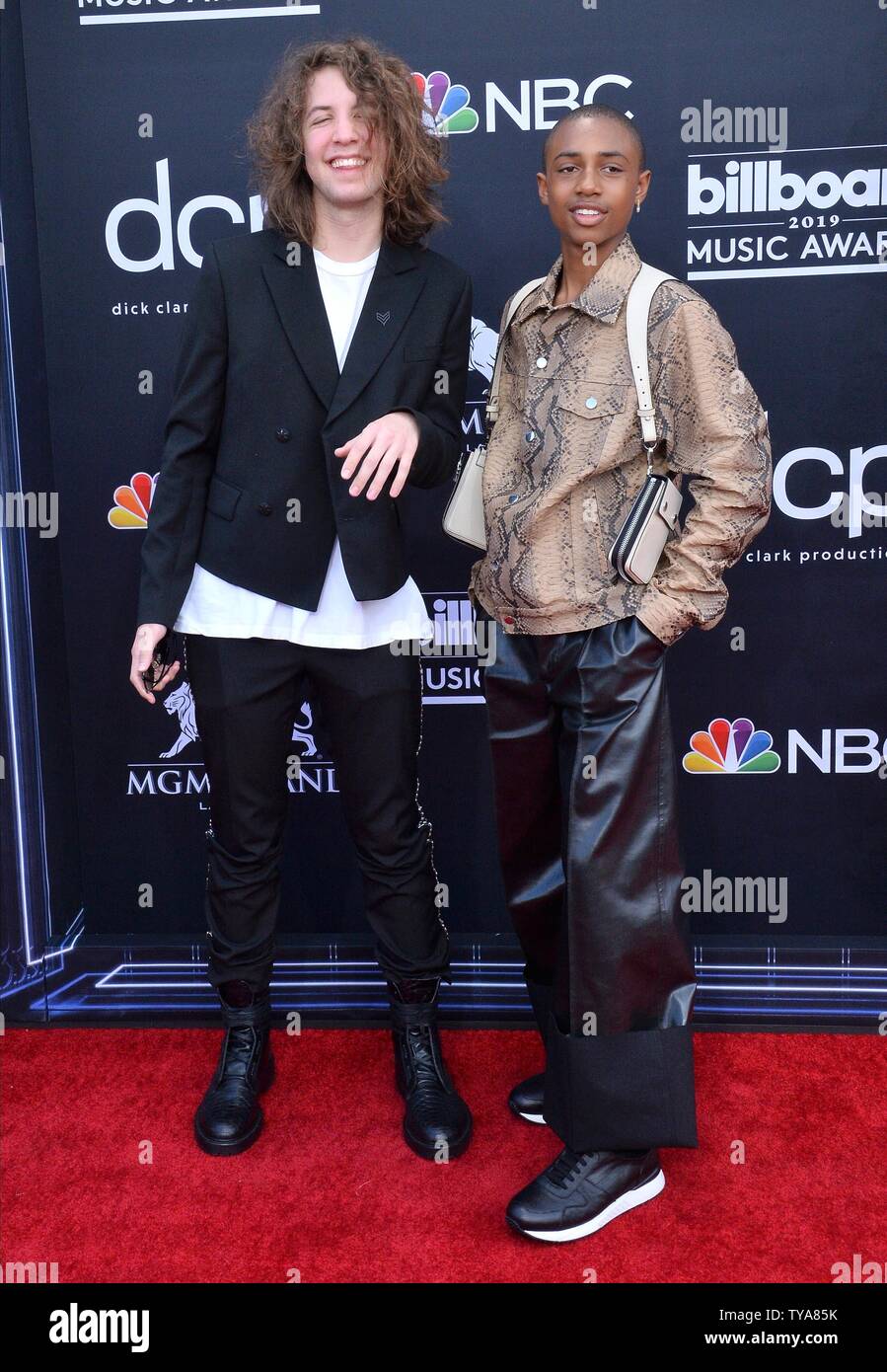 Lucas Jagger (L) und Gast ankommen für die 2019 Billboard Music Awards im MGM Grand Garden Arena in Las Vegas, Nevada am 1. Mai 2019. Foto von Jim Ruymen/UPI Stockfoto