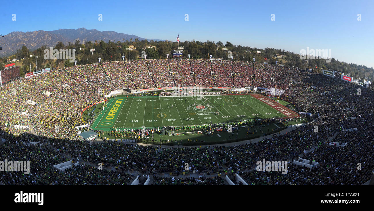 Eine allgemeine Ansicht des Spiels zwischen der Oregon Ducks und der Florida State Seminoles während des College Football Endspiel Halbfinale des Rose Bowl in Pasadena, Kalifornien, am 1. Januar 2015. Foto von Juan Ocampo/UPI Stockfoto