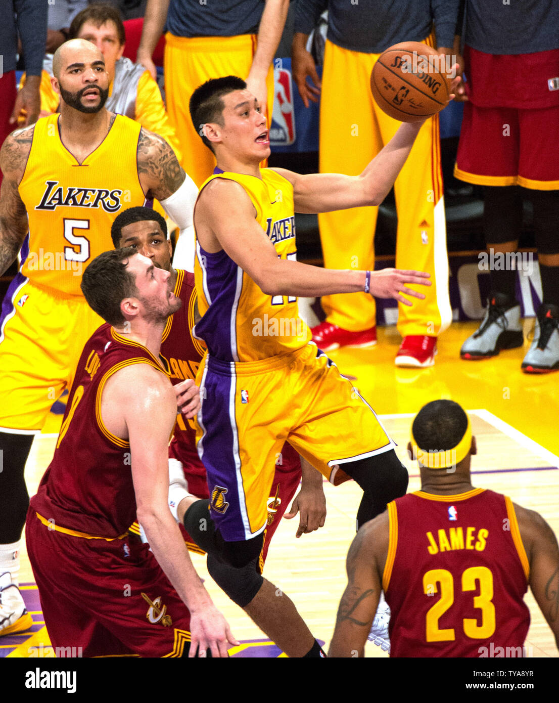 Los Angeles Lakers guard Jeremy Lin Kerben gegen Cleveland Cavalier Kevin Liebe (L) und LeBron James in der zweiten Hälfte ihrer NBA Spiel bei Staples Center in Los Angeles, 15. Januar 2015. Die Kavaliere besiegten die Lakers 109-102. UPI/Jon SooHoo Stockfoto