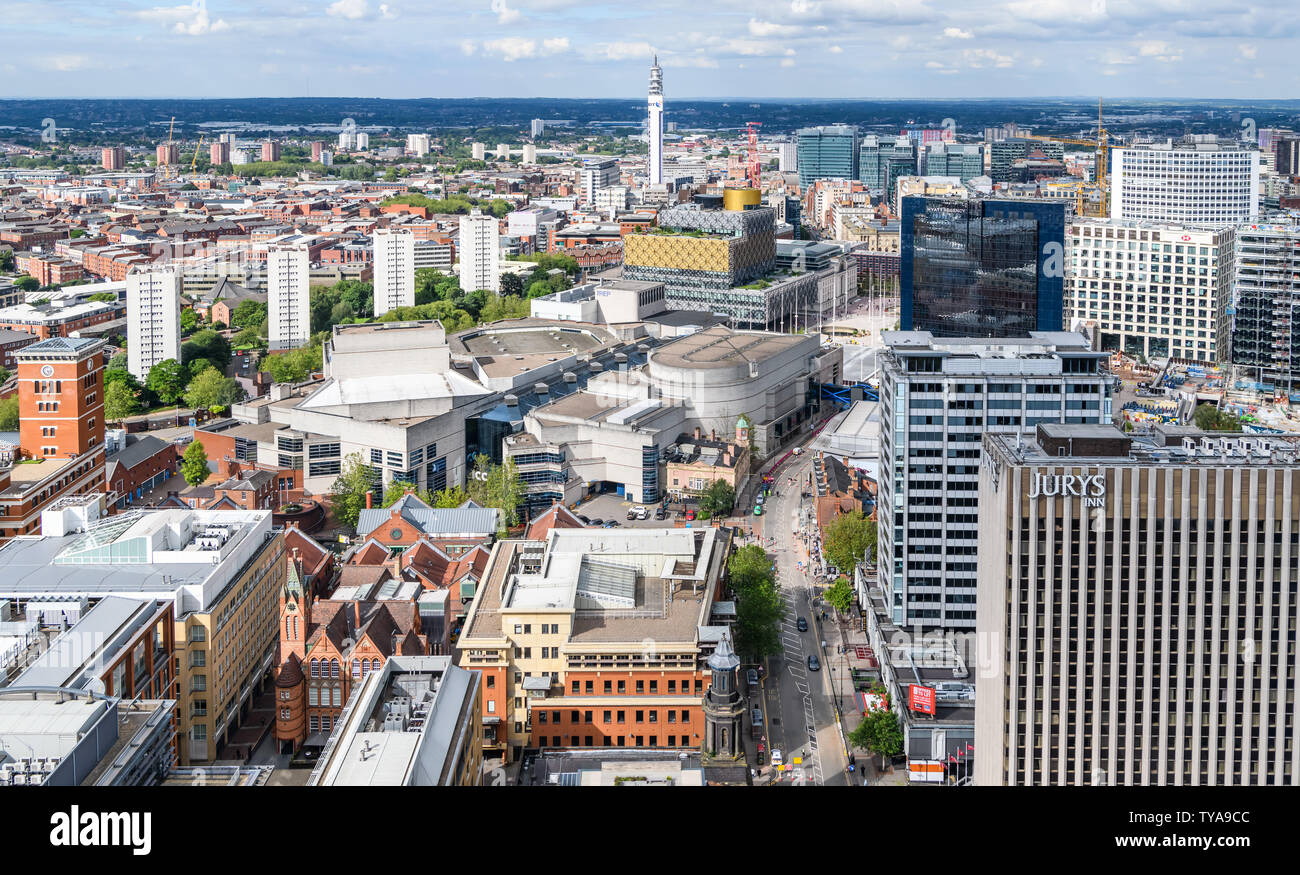 Luftaufnahme von Birmingham Broad Street in Richtung Stadtzentrum. Abgebildet sind die Bibliothek, die Rep-Theater, BT Tower der ICC und der Symphony Hall. Stockfoto