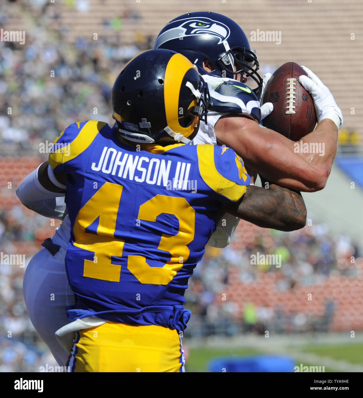Seattle Seahawks "Jimmy Graham Fänge einen Touchdown Pass als Los Angeles Rams Sicherheit John Johnson III in der ersten Hälfte auf der Memorial Coliseum in Los Angeles, Kalifornien am 8. Oktober 2017 verteidigt. Foto von Lori Shepler/UPI Stockfoto