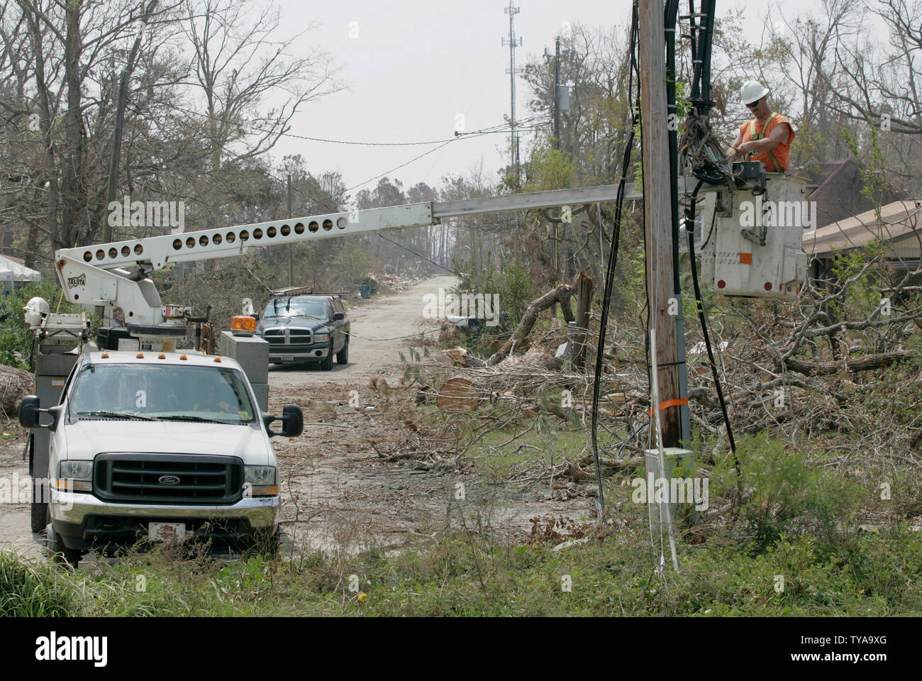 Robert Moore von Rabin Lücke, GA, Reparaturen Telefonleitungen durch Hurrikan Katrina am Mittwoch, Sept. 14, 2005 in Long Beach, MS beschädigt. Moore arbeitet für Treibholz Kommunikation von Lexington, KY. (UPI Foto/Billy Suratt) Stockfoto