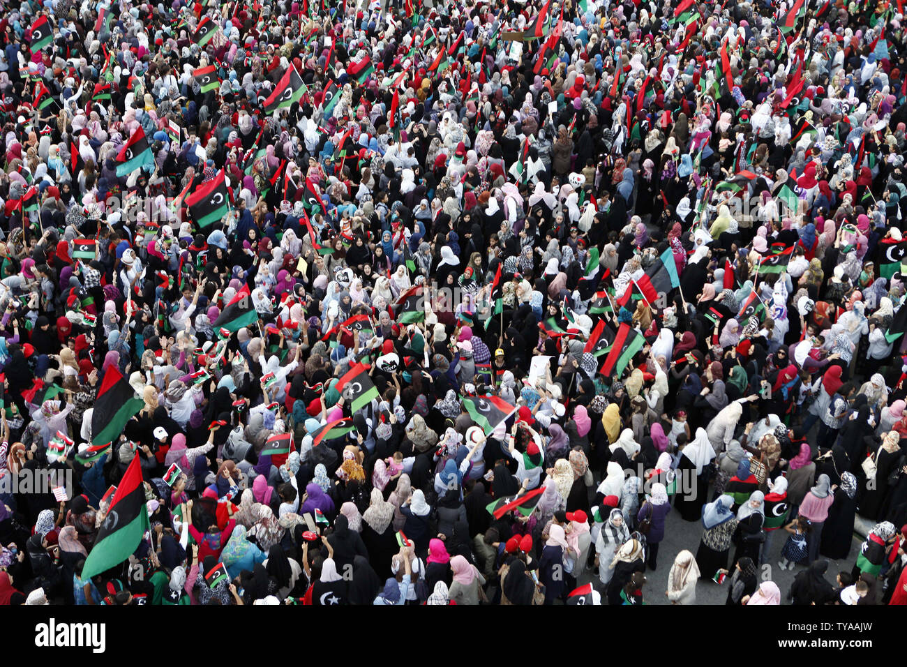 Frauen feiern die Revolution gegen Moammar Gadhafi's Regime und für mehr Rechte der Frauen in Tripolis, Libyen, Sept. 2, 2011 bitten. Die Rebellen sind auf dem Vormarsch in Richtung Moammar Gadhafi's Heimatstadt Sirte trotz der Verlängerung der Frist für die Einreichung der Stadt hingeben, rebel Beamten sagte Freitag. UPI/Tarek Elframawy.. Stockfoto