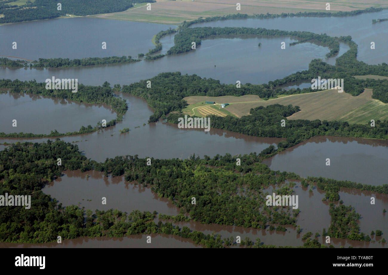 Ein einsames Haus sitzt in ländlichen Louisiana, Missouri isoliert Nach dem Mississippi River übergelaufen sind es die Banken, die am 19. Juni 2008. Millionen von Hektar Ackerland sind unter Wasser mit der U.S. Army Corp. von Ingenieuren Vorhersage mehr Deiche verletzt werden oder in den nächsten Tagen aufgefüllt. (UPI Foto/Markierung Cowan) Stockfoto