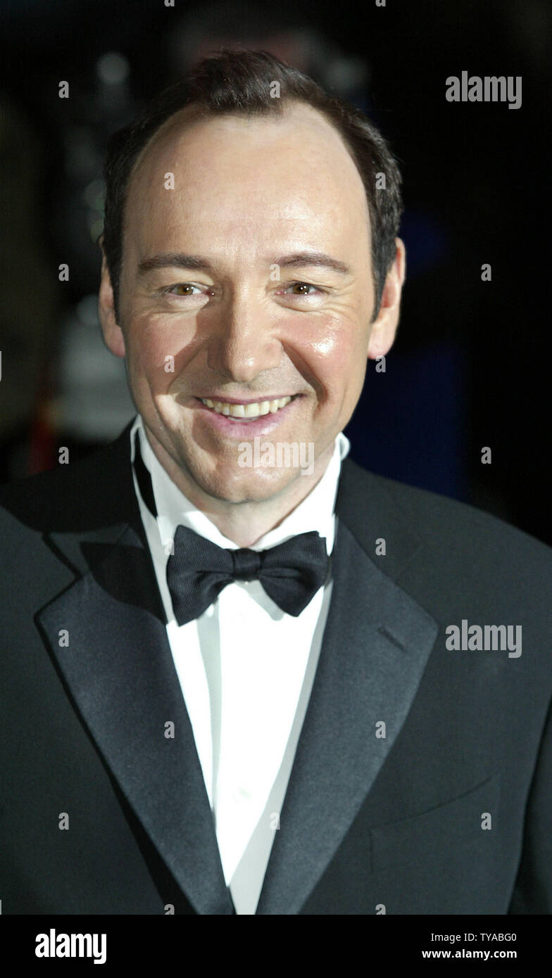 Amerikanische Schauspieler Kevin Spacey erreicht das Europäische Premiere von seinem neuen Film "Jenseits des Meeres", in London am 25. November 2004. (UPI Foto/Hugo Philpott) Stockfoto