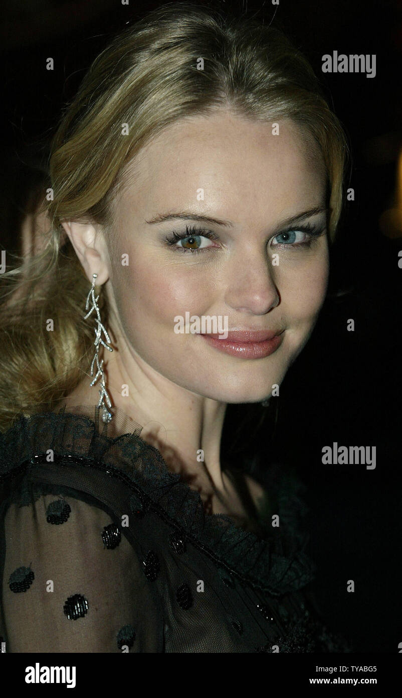 Die amerikanische Schauspielerin Kate Bosworth erreicht das Europäische Premiere von seinem neuen Film "Jenseits des Meeres", in London am 25. November 2004. (UPI Foto/Hugo Philpott) Stockfoto