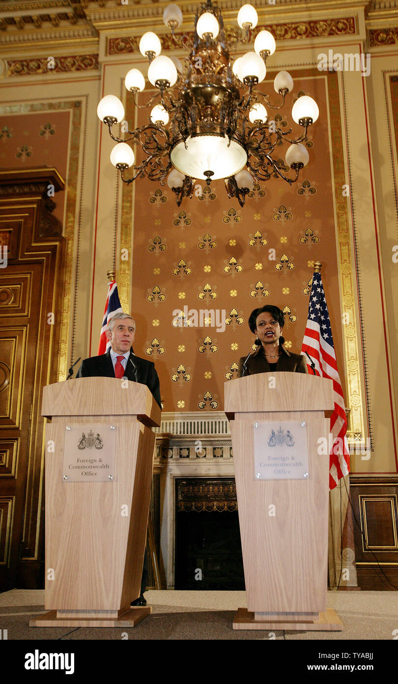 Usa-Außenministerin Condoleezza Rice nimmt an einer Pressekonferenz mit dem britischen Außenminister Jack Straw, an das Außenministerium in London am Freitag, 4. Februar 2005. Reis wird auf Ihre erste diplomatische Mission im Ausland und wird danach in den Nahen Osten reisen. (UPI Foto/Hugo Philpott) Stockfoto