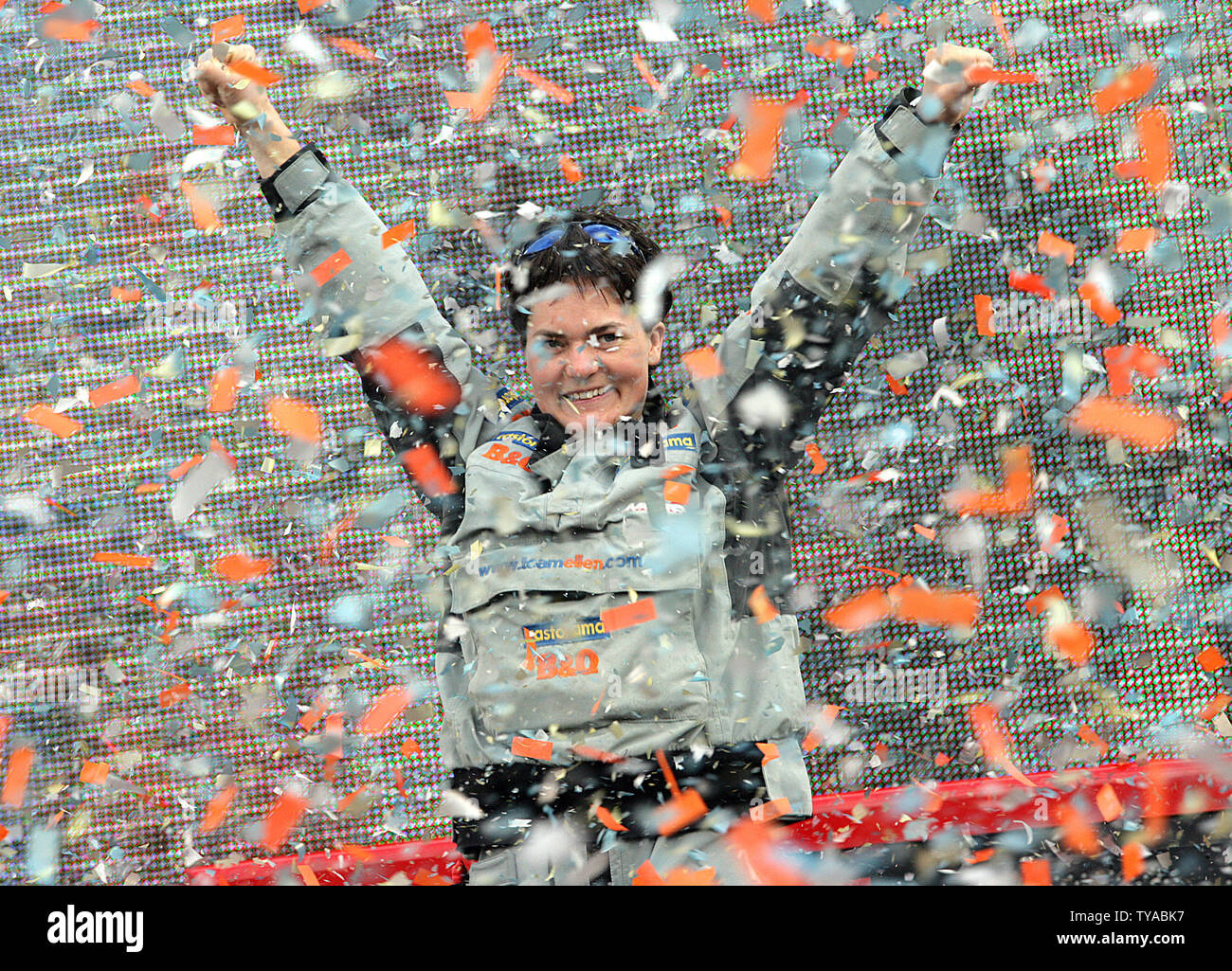Britische Sailor Ellen MacArthur feiert ihr Solo "rund um die Welt Reise in der Rekordzeit von 71 Tagen, 14 Stunden, 18 Minuten und 33 Sekunden in den Hafen von Falmouth. Dieses Mal schlug den bisherigen Rekord von Zeit Franzose Francis Joyon von 1 Tag, 18 Stunden und 35 Minuten am 8. Februar 2005. (UPI Foto/Hugo Philpott) Stockfoto