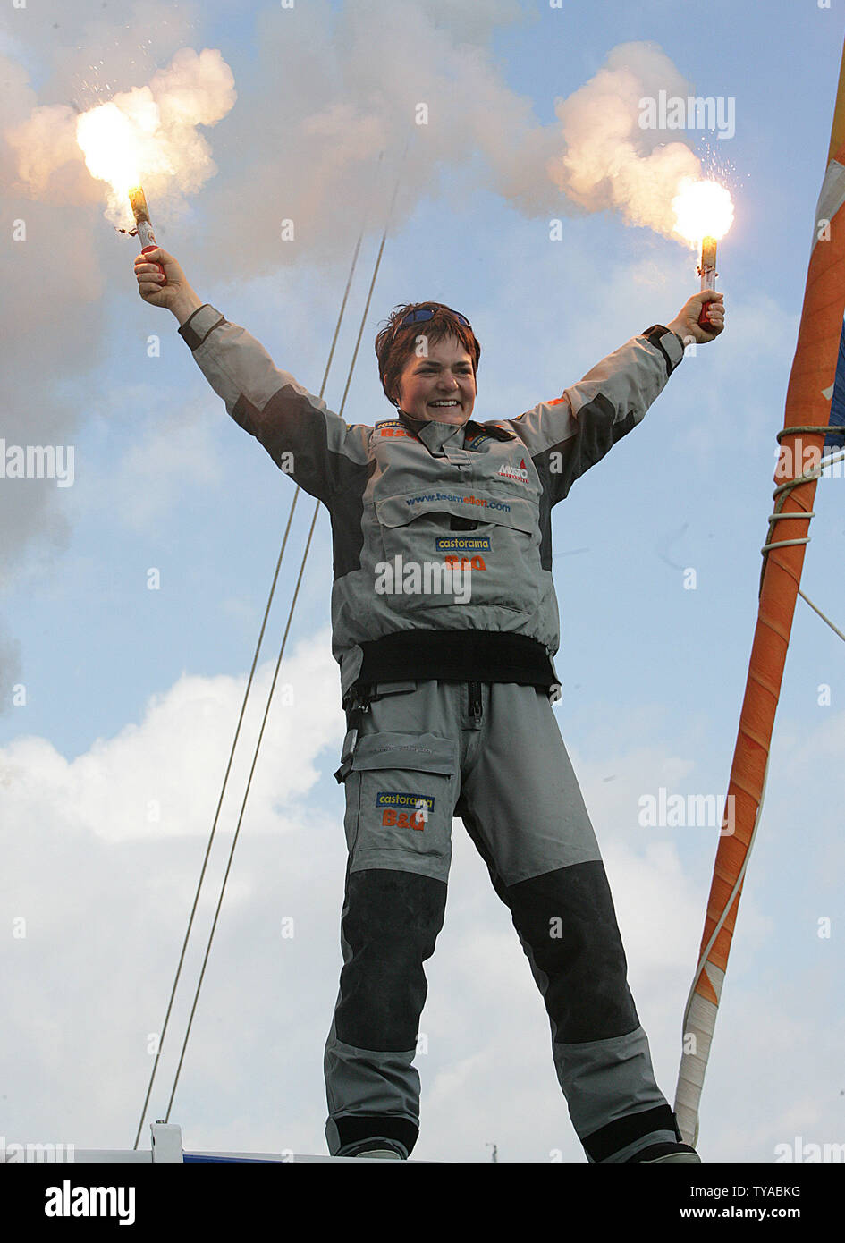 Britische Sailor Ellen MacArthur feiert ihr Solo "rund um die Welt Reise in der Rekordzeit von 71 Tagen, 14 Stunden, 18 Minuten und 33 Sekunden in den Hafen von Falmouth. Dieses Mal schlug den bisherigen Rekord von Zeit Franzose Francis Joyon von 1 Tag, 18 Stunden und 35 Minuten am 8. Februar 2005. (UPI Foto/Hugo Philpott) Stockfoto