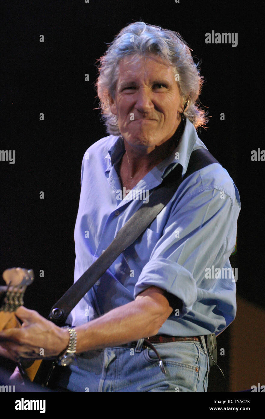 Roger Waters die Band Pink Floyd, vereint zum ersten Mal seit 20 Jahren, führt während des Live8-Konzert im Hyde Park in London, England Juli 2, 2005. Die Konzerte, die gleichzeitig in vielen Städten der Welt, darunter Paris, Berlin, Rom und Philadelphia stattfand, waren dazu gedacht, die Aufmerksamkeit auf die Armut in der Welt vor dem G8-Treffen in der kommenden Woche in Schottland zu nennen. (UPI Foto/David Silpa) Stockfoto