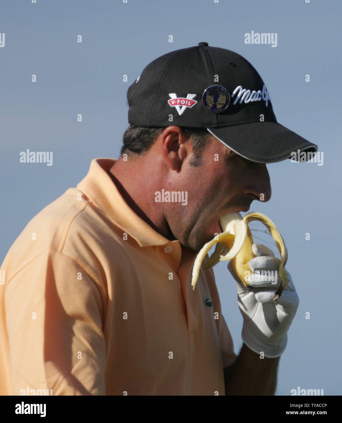 Spanische Golfspieler Jose Maria Olazabal isst eine Banane auf der 16 in der dritten Runde der British Open Championship auf dem Old Course von St. Andrews am 16. Juli 2005. (UPI Foto/Hugo Philpott) Stockfoto