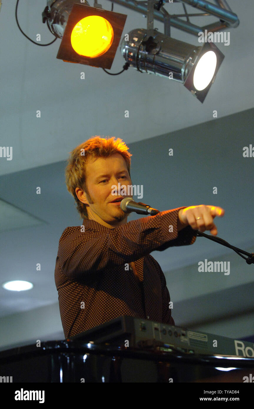 Norwegische Gitarrist/Tastatur player Magne Furuholmen von A-ha führt bei HMV, der Oxford Street in London am 30. Januar 2006. (UPI Foto/Rune Hellestad) Stockfoto