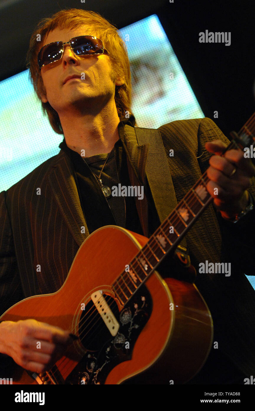 Norwegische Gitarrist Pal Waaktaar von A-ha führt bei HMV, der Oxford Street in London am 30. Januar 2006. (UPI Foto/Rune Hellestad) Stockfoto