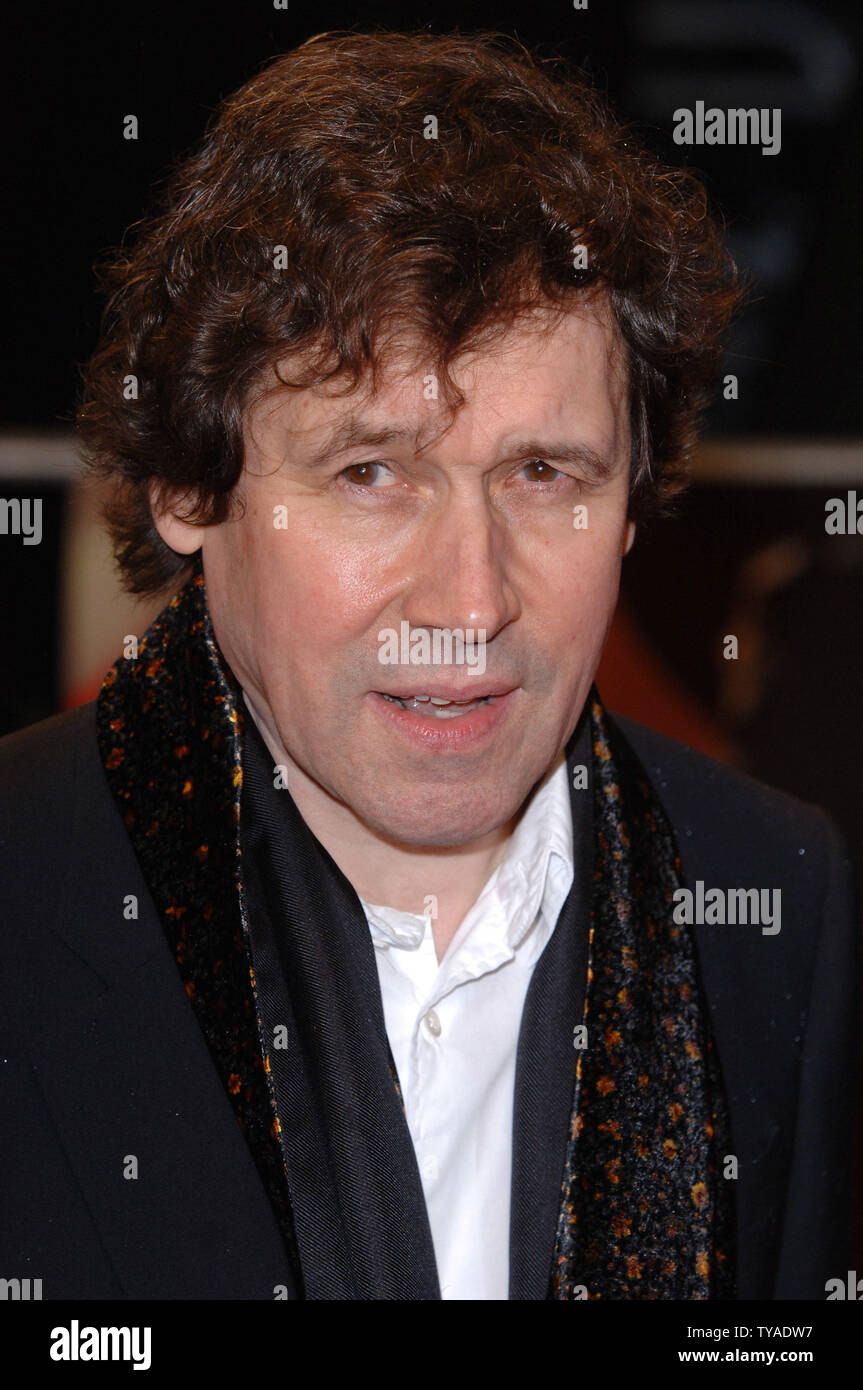 Irische Schauspieler Stephen Rea nimmt an der britischen Premiere von "V für Vendetta" im Empire, Leicester Square in London am 8. März 2006. (UPI Foto/Rune Hellestad) Stockfoto