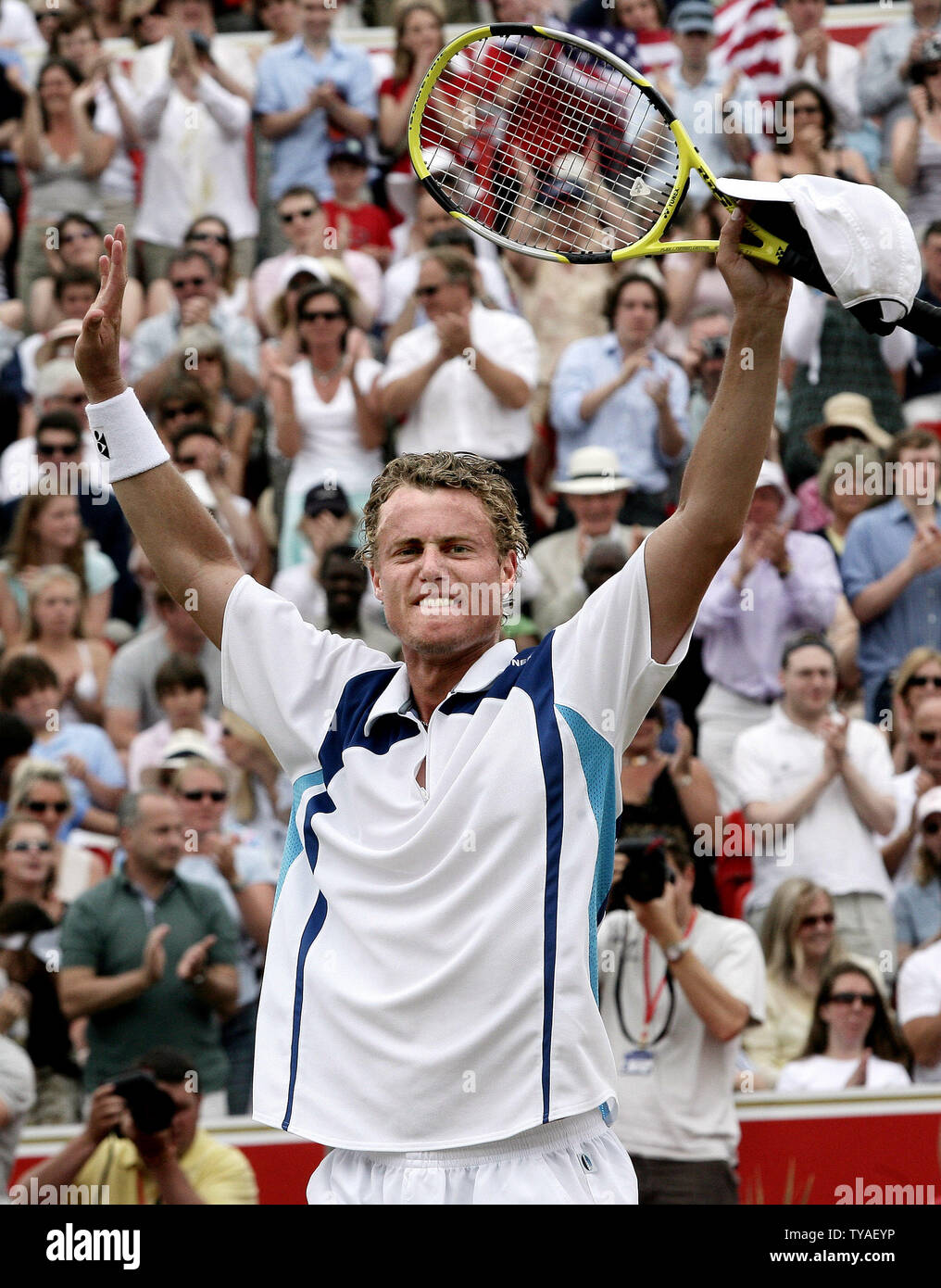 Australier Lleyton Hewitt feiert seinen Sieg über den Amerikaner James Blake im Finale der 2006 Stella Artois Tennis Turnier in London am Sonntag, den 18. Juni 2006. Hewitt das Spiel 6-4 6-4 gewonnen. (UPI Foto/Hugo Philpott) Stockfoto