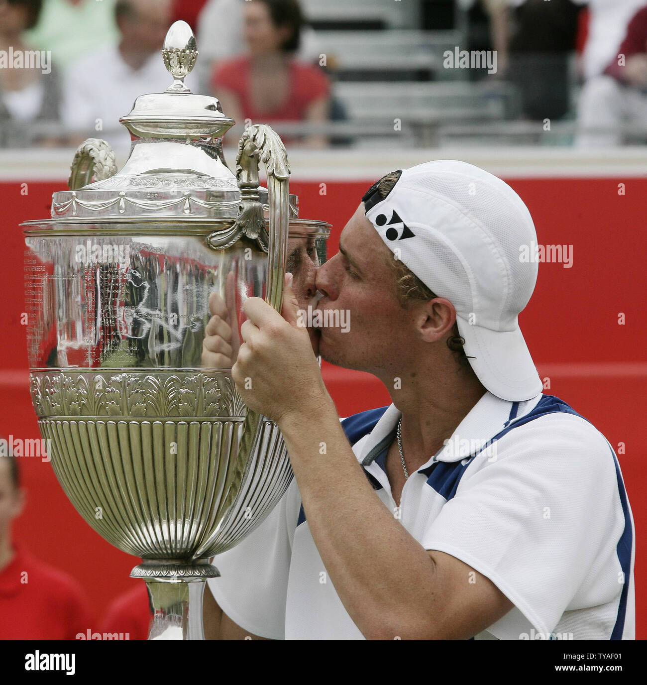 Australier Lleyton Hewitt, küßt die Trophäe nach seinem Sieg über den Amerikaner James Blake im Finale der 2006 Stella Artois Tennis Turnier in London am Sonntag, den 18. Juni 2006. Hewitt das Match gewonnen 6-4 6-4. (UPI Foto/Hugo Philpott) Stockfoto