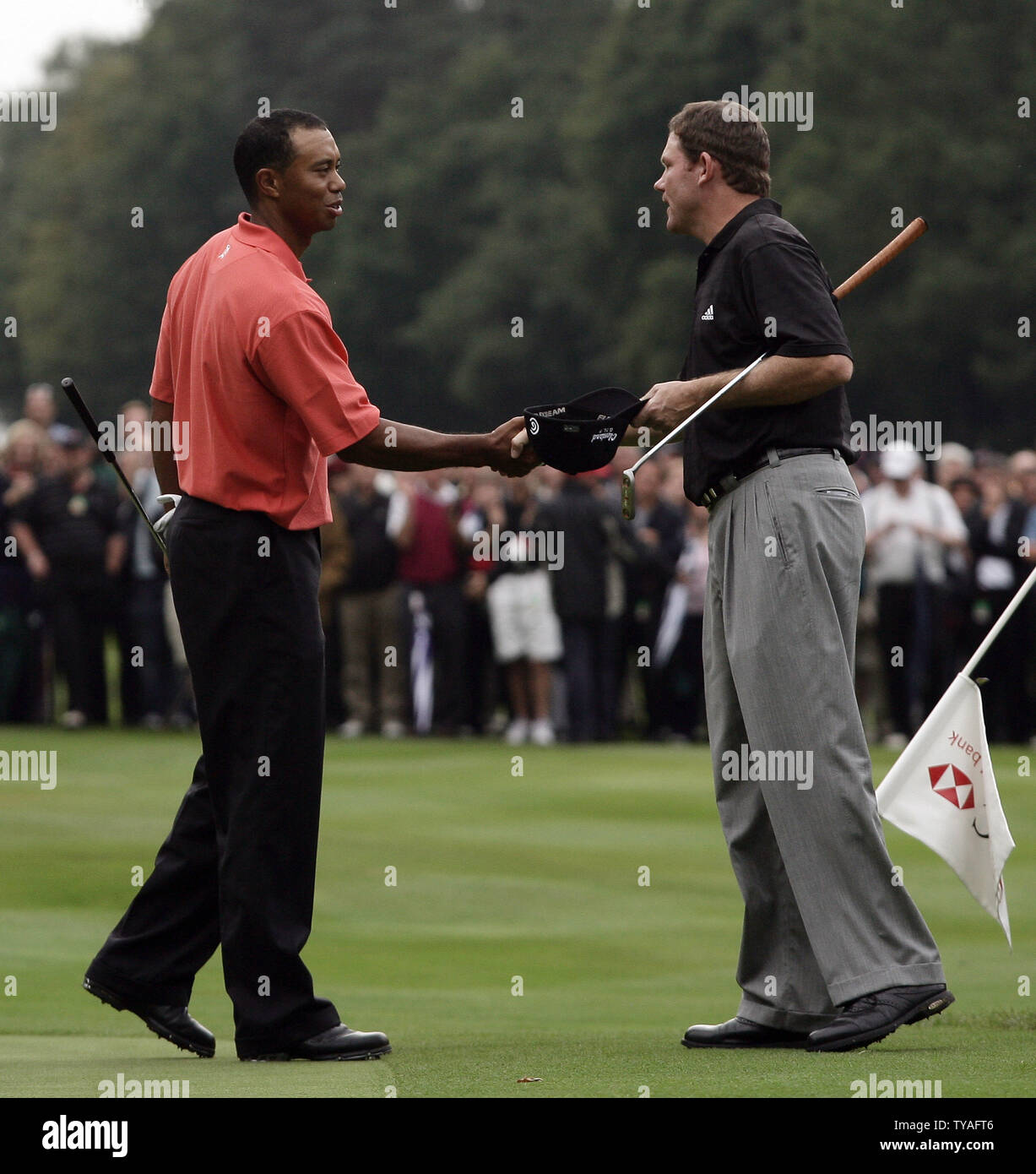 American Tiger Woods gratuliert Shaun Micheel auf seinem Sieg auf der 16 in der ersten Runde der HSBC World Matchplay Golfturnier am Wentworth Golf Club in Surrey, 14. September 2006. (UPI Foto/Hugo Philpott) Stockfoto