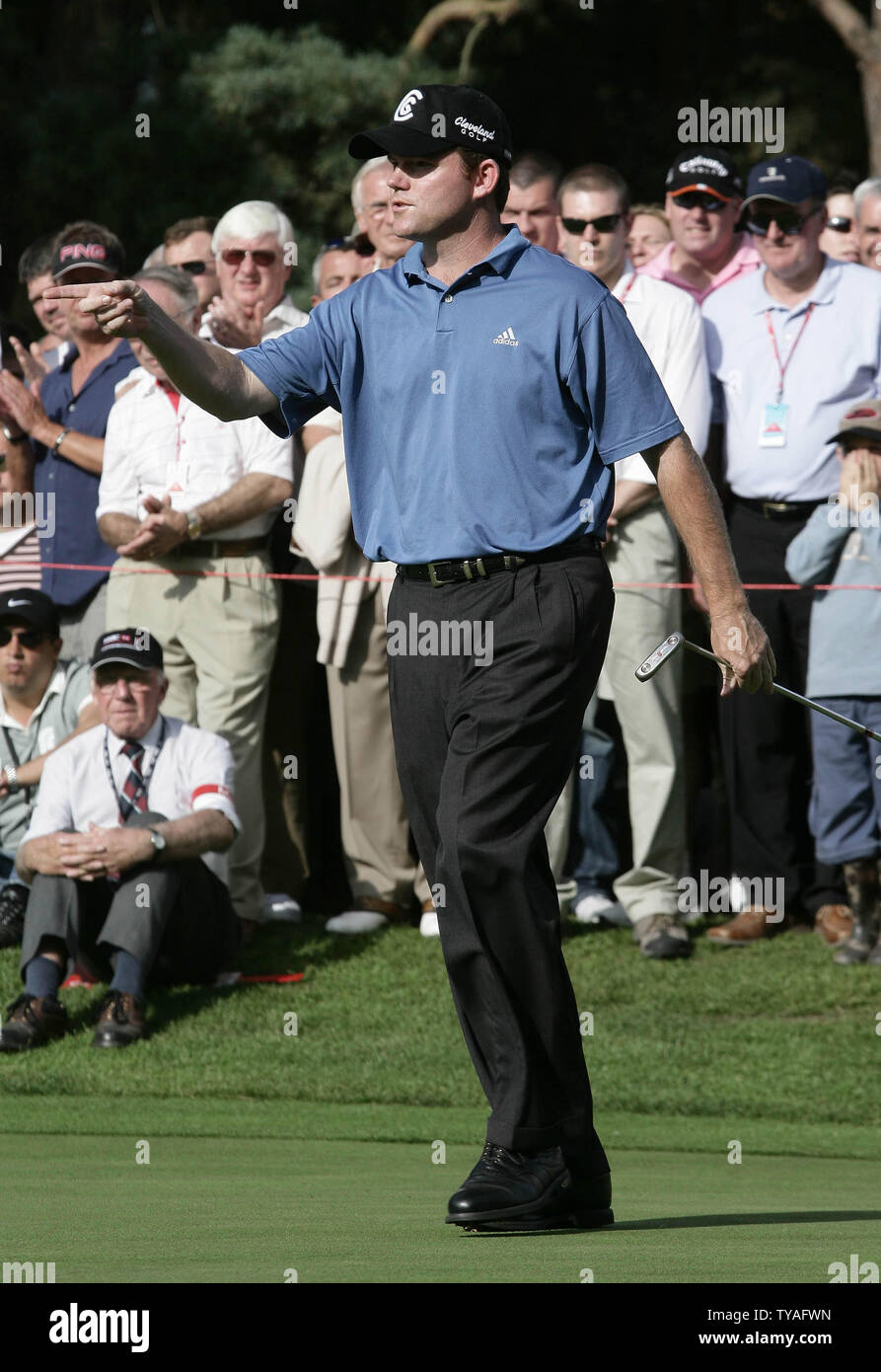 Amerikanische Shaun Micheel gesteht die 10 Loch zu Paul Casey und das Spiel in der Endrunde der HSBC World Matchplay-Turnier bei Wentworth Golf Club in Surrey am Sonntag, den 17. September 2006. (UPI Foto/Hugo Philpott) Stockfoto