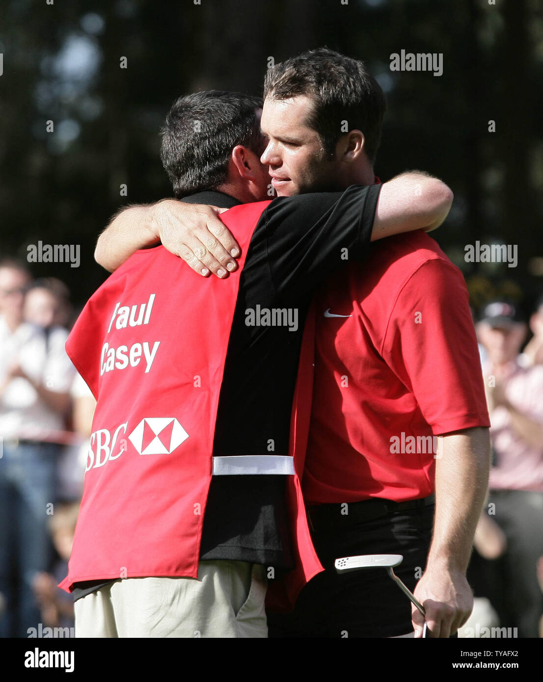 Der Engländer Paul Casey feiert seinen Gewinn über amerikanische Shaun Micheel mit seinem Caddy in der Endrunde der HSBC World Matchplay-Turnier bei Wentworth Golf Club in Surrey Sonntag, den 17. September 2006. (UPI Foto/Hugo Philpott) Stockfoto
