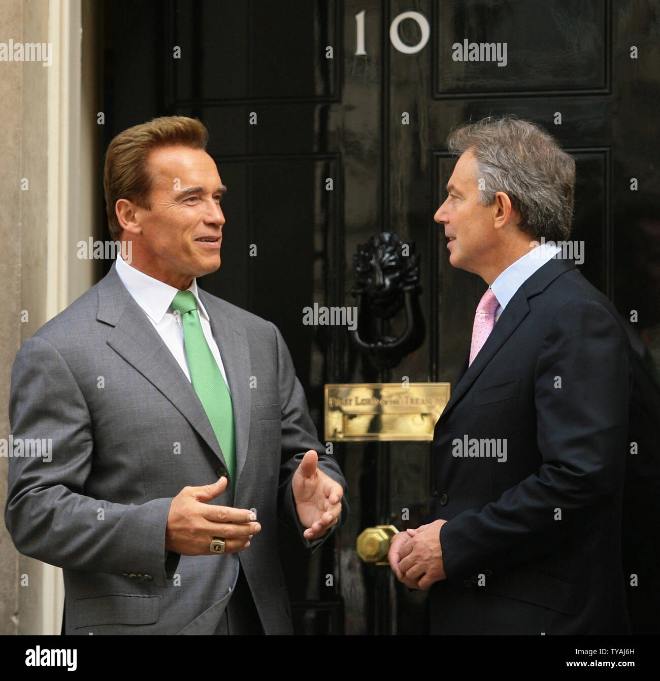 Der britische Premierminister Tony Blair (R) begrüßt der Gouverneur von Kalifornien, Arnold Schwarzenegger (L), in der Nähe der Downing Street Nr. 10, wo sie diskutieren Klima betrifft, am 26. Juni 2007. Es ist Blairs letzte amtliche Verpflichtung, bevor er Schritte unten aus zehn Jahre im Amt morgen. (UPI Foto/Hugo Philpott) Stockfoto