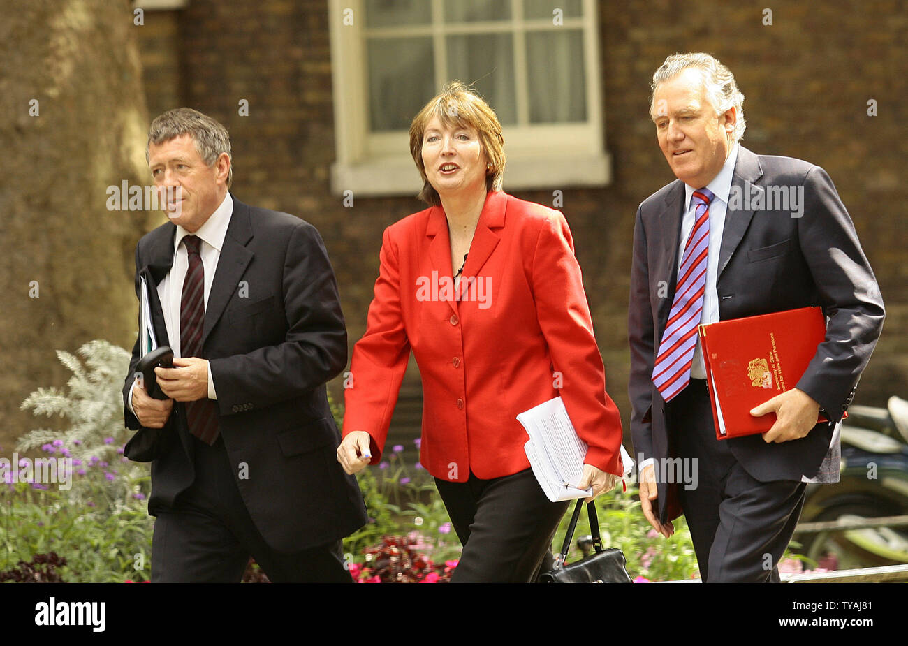 Minister für Universitäten John Denham, der Führer der Commons Harriet Harman, und Minister für Arbeit und Altersversorgung Peter Hain (L, R) an Nr. 10 Downing Street für Ihren ersten Kabinettssitzung mit der neue britische Premierminister Gordon Brown am 29. Juni 2007. (UPI Foto/Hugo Philpott) Stockfoto